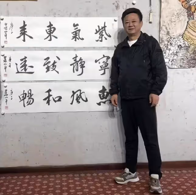 復出即退休？朱軍亮相主持官方活動，發福明顯，明年4月正式退休