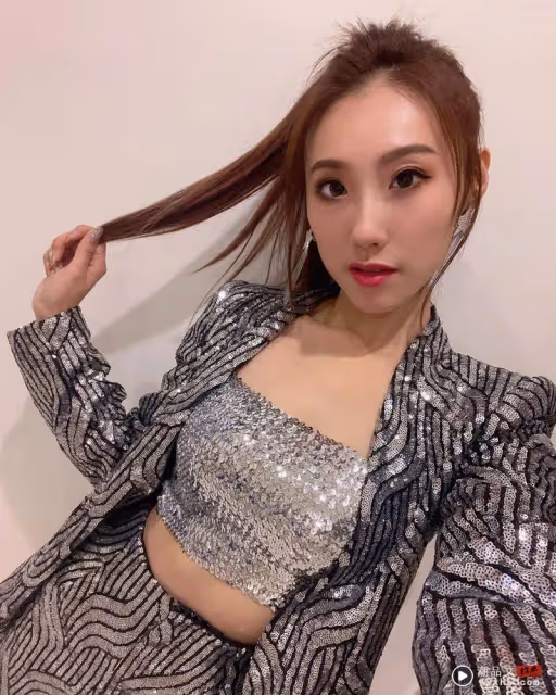 好身材不藏了！豬哥亮愛女激辣曲線浮水面「側身全看光」網一陣驚艷