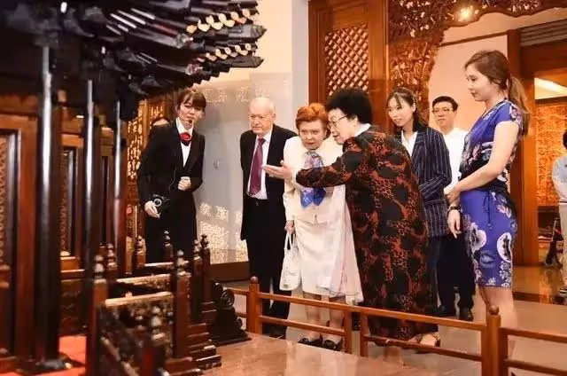中國女首富陳麗華：娶小11歲「唐僧」，結婚33年卻從未叫對方名字