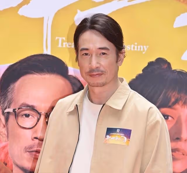 TVB視帝主動加戲！脫底褲在海中鴛鴦戲水，拒讓仨孩子看親熱戲