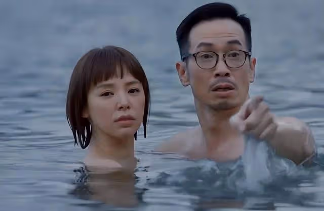 TVB視帝主動加戲！脫底褲在海中鴛鴦戲水，拒讓仨孩子看親熱戲