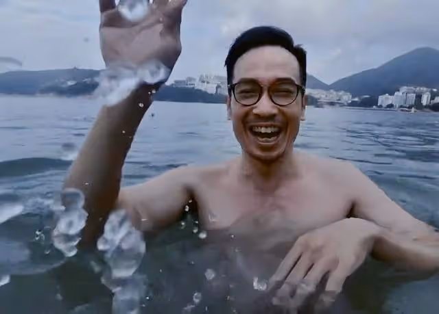 TVB視帝主動加戲！脫底褲在海中鴛鴦戲水，拒讓仨孩子看親熱戲