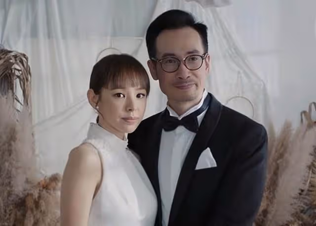 TVB視帝主動加戲！脫底褲在海中鴛鴦戲水，拒讓仨孩子看親熱戲