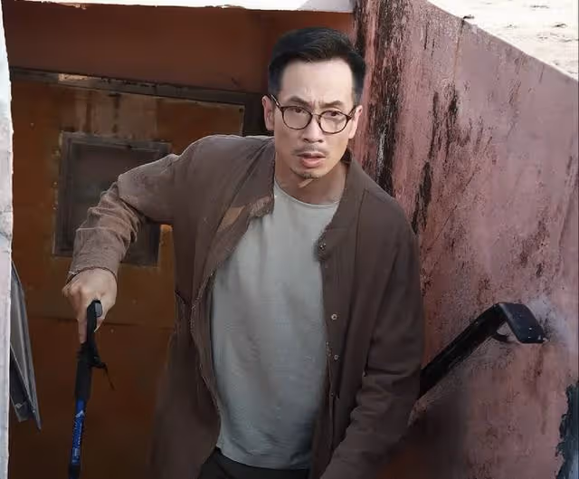 TVB視帝主動加戲！脫底褲在海中鴛鴦戲水，拒讓仨孩子看親熱戲