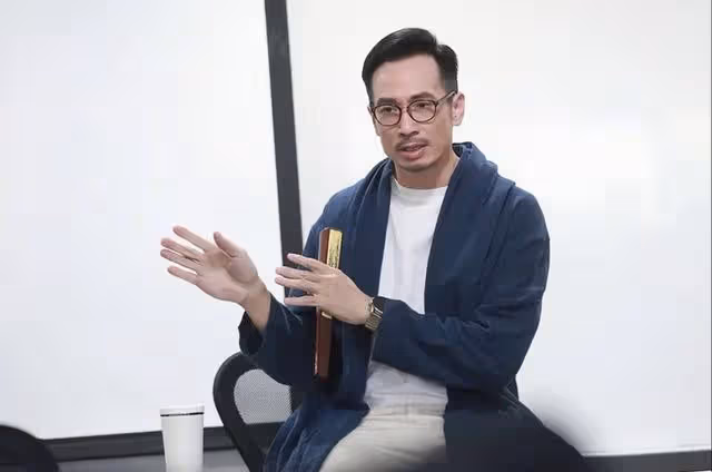 TVB視帝主動加戲！脫底褲在海中鴛鴦戲水，拒讓仨孩子看親熱戲