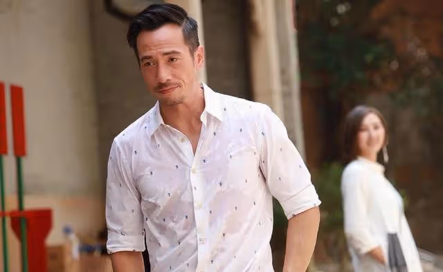 TVB視帝主動加戲！脫底褲在海中鴛鴦戲水，拒讓仨孩子看親熱戲