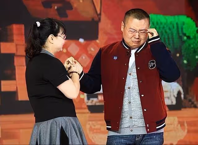 因6塊錢被當眾罵了3小時，岳雲鵬經歷至暗時刻，還好遇見了徐紅