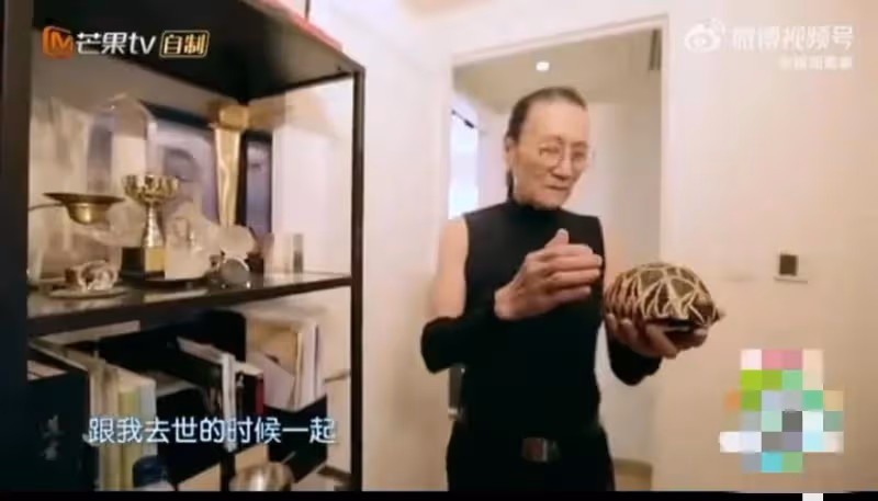 謝賢晚景淒涼:想念孫子和兒子卻見不到,只能翻看他們以前的照片