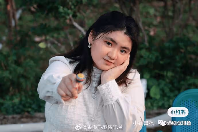 TVB星二代何嘉珍轉戰某書宣揚自信美！強調：美是不被定義的