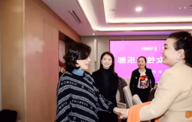 張蘭濃妝艷抹見素顏董明珠舉止畏縮放不開,被嘲女企業家和女網紅既視感