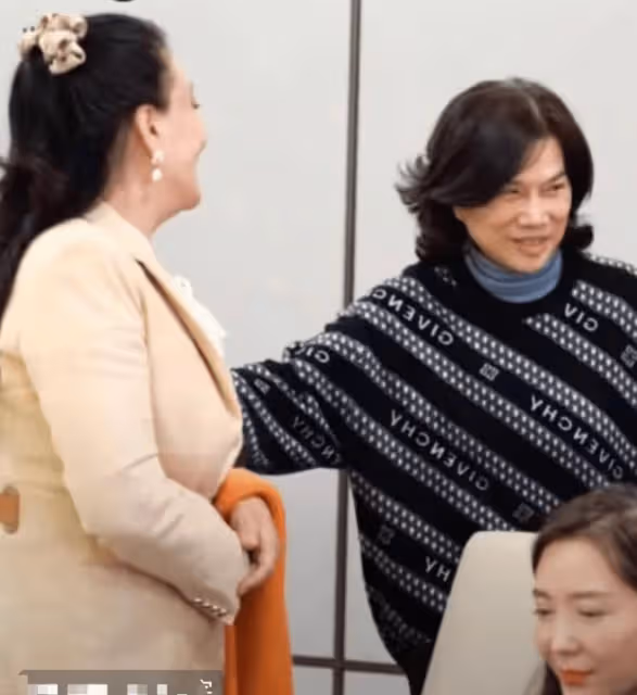 張蘭濃妝艷抹見素顏董明珠舉止畏縮放不開,被嘲女企業家和女網紅既視感