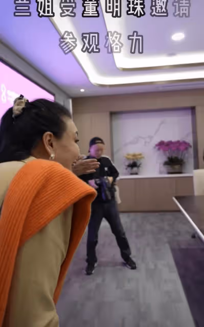 張蘭濃妝艷抹見素顏董明珠舉止畏縮放不開,被嘲女企業家和女網紅既視感