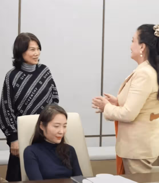 張蘭濃妝艷抹見素顏董明珠舉止畏縮放不開,被嘲女企業家和女網紅既視感