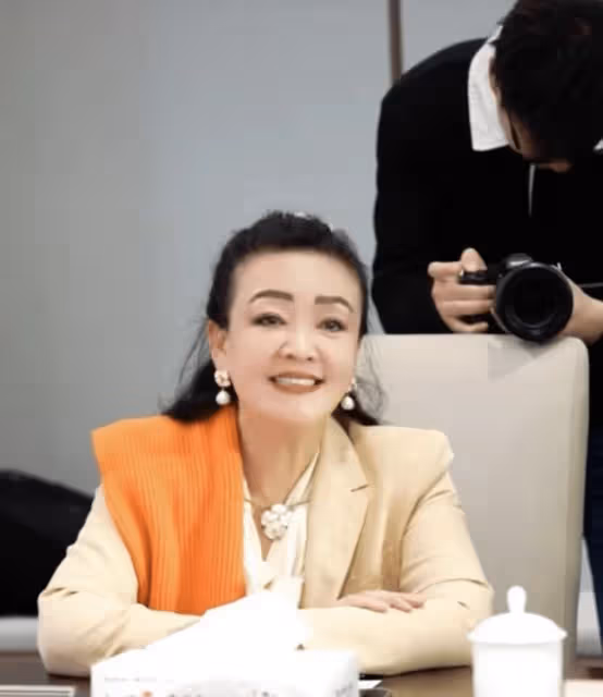 張蘭濃妝艷抹見素顏董明珠舉止畏縮放不開,被嘲女企業家和女網紅既視感