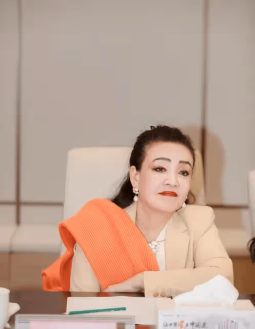 張蘭濃妝艷抹見素顏董明珠舉止畏縮放不開,被嘲女企業家和女網紅既視感