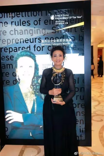 張蘭濃妝艷抹見素顏董明珠舉止畏縮放不開,被嘲女企業家和女網紅既視感