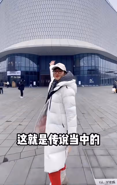 前央視主持方瓊逛超市!人來人往無人識,嫁大8歲領導生活幸福