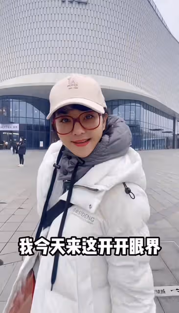 前央視主持方瓊逛超市!人來人往無人識,嫁大8歲領導生活幸福