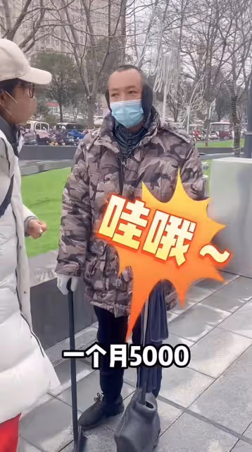 前央視主持方瓊逛超市!人來人往無人識,嫁大8歲領導生活幸福
