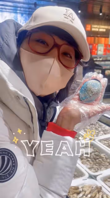 前央視主持方瓊逛超市!人來人往無人識,嫁大8歲領導生活幸福