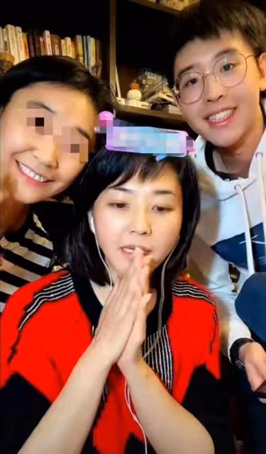前央視主持方瓊逛超市!人來人往無人識,嫁大8歲領導生活幸福
