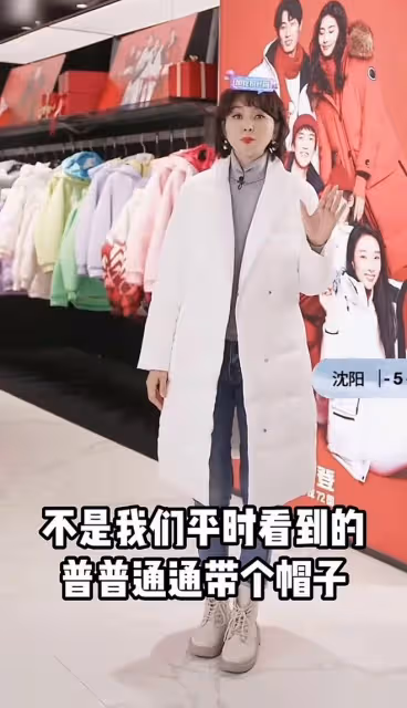 前央視主持方瓊逛超市!人來人往無人識,嫁大8歲領導生活幸福