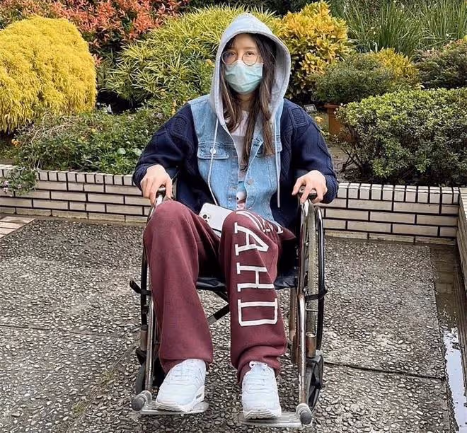 35歲女星強忍腳傷登台!哈佛畢業有碩士學歷,疾病纏身曾想尋死