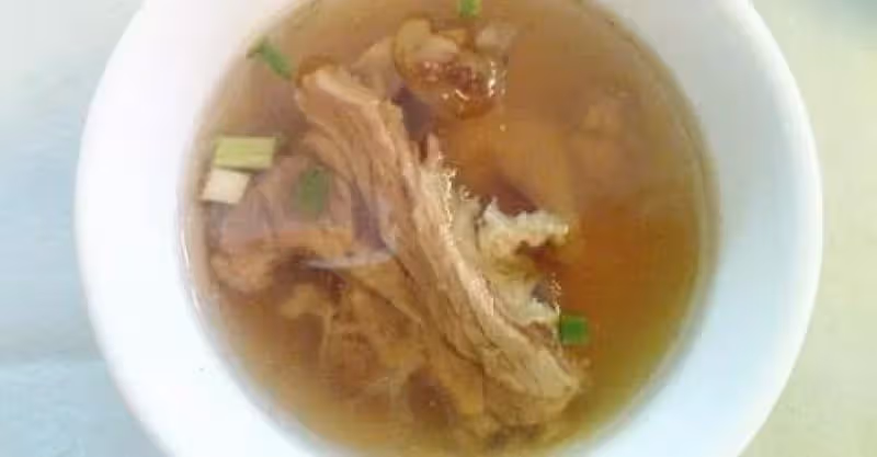 女子坐月子，婆婆天天燉肉湯，偶然瞥見碗底，女子把碗砸向她的頭