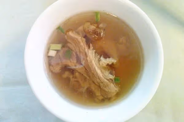 女子坐月子,婆婆天天燉肉湯,偶然瞥見碗底,女子把碗砸向她的頭