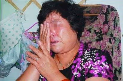 女子坐月子,婆婆天天燉肉湯,偶然瞥見碗底,女子把碗砸向她的頭