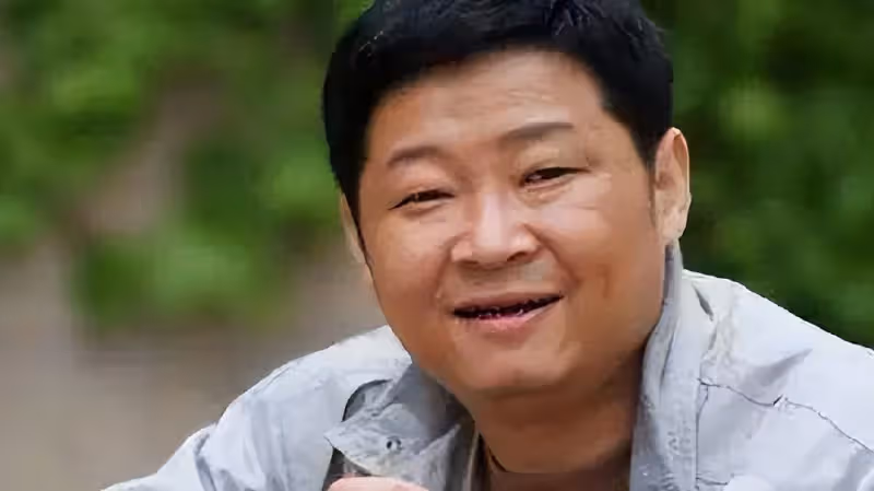 53歲趙亮近況：娶小15歲嬌妻，把演戲當副業，靠養雞身家過億！
