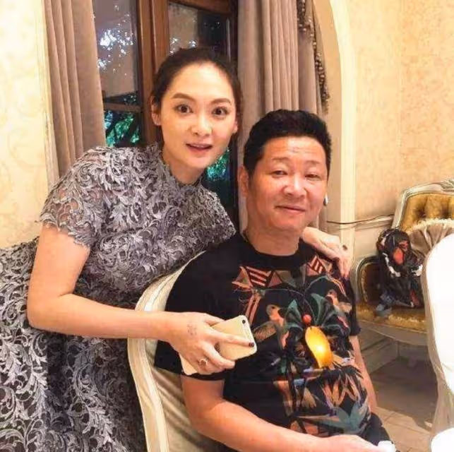 53歲趙亮近況:娶小15歲嬌妻,把演戲當副業,靠養雞身家過億!