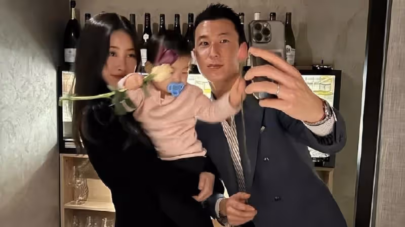 朱珠老公曬女兒萌態，王珠寶挺著小肚腩打電話，有模有樣像大佬