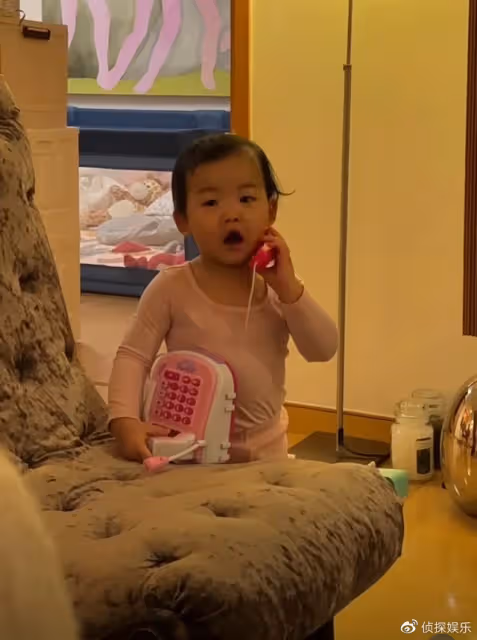 朱珠老公曬女兒萌態,王珠寶挺著小肚腩打電話,有模有樣像大佬