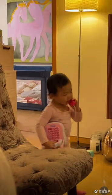 朱珠老公曬女兒萌態,王珠寶挺著小肚腩打電話,有模有樣像大佬