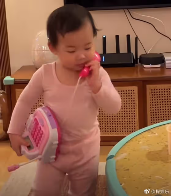 朱珠老公曬女兒萌態,王珠寶挺著小肚腩打電話,有模有樣像大佬