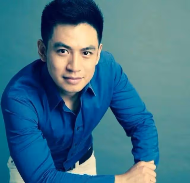 主播何岩柯:央視工作16年，含淚陪母親抗癌，如今40歲單身也幸福