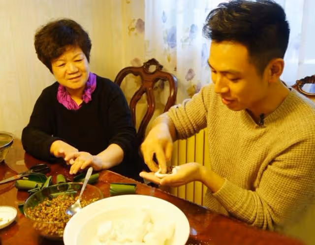 主播何岩柯:央視工作16年,含淚陪母親抗癌,如今40歲單身也幸福