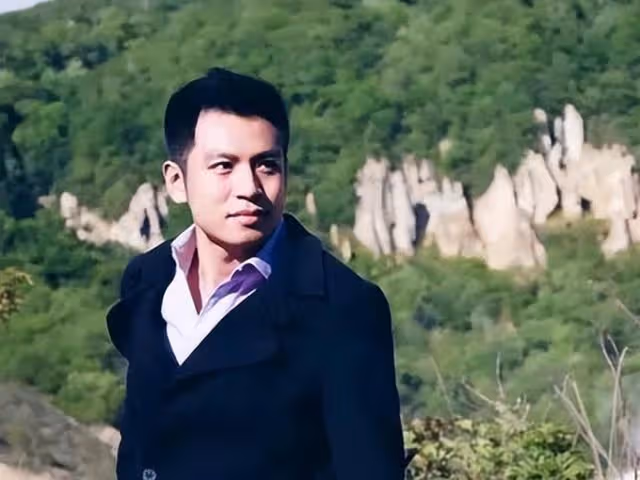 主播何岩柯:央視工作16年,含淚陪母親抗癌,如今40歲單身也幸福