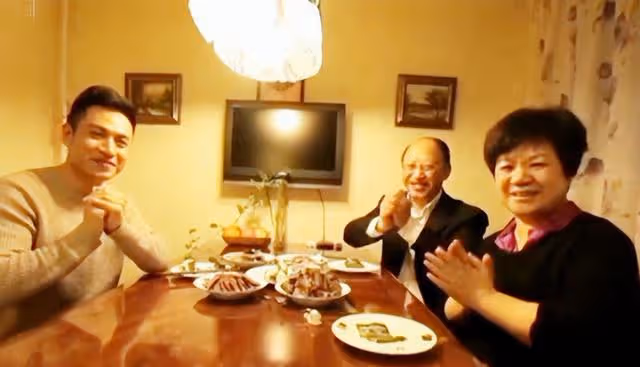主播何岩柯:央視工作16年,含淚陪母親抗癌,如今40歲單身也幸福
