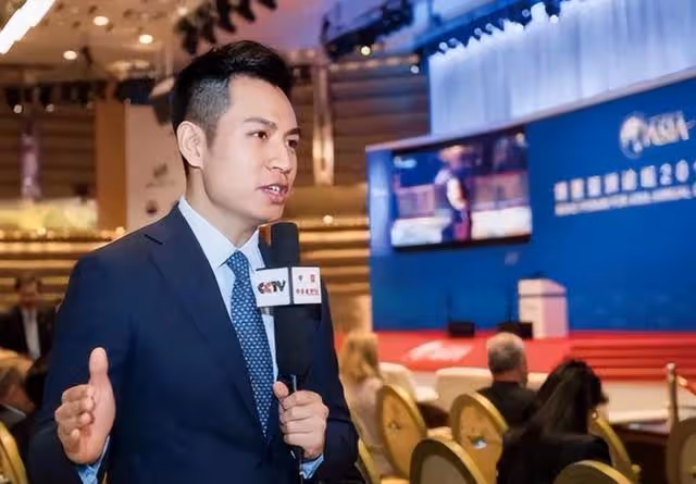 主播何岩柯:央視工作16年,含淚陪母親抗癌,如今40歲單身也幸福