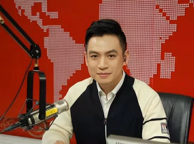 主播何岩柯:央視工作16年,含淚陪母親抗癌,如今40歲單身也幸福