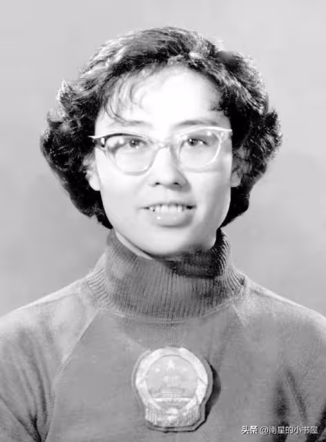 她是中國首位女子世界冠軍,兩次婚姻育有二子,一生奉獻給桌球