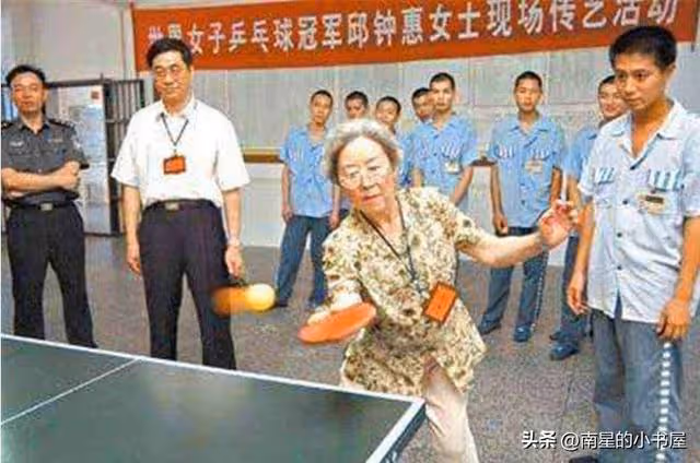 她是中國首位女子世界冠軍,兩次婚姻育有二子,一生奉獻給桌球