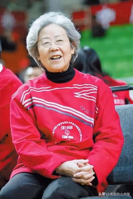 她是中國首位女子世界冠軍,兩次婚姻育有二子,一生奉獻給桌球