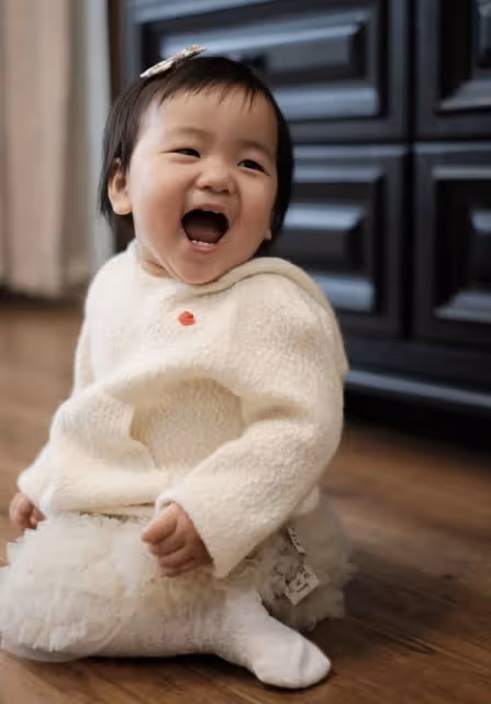 「奧運五金王」鄒凱女兒1歲生日,一家四口同框,妹妹長得像爸爸
