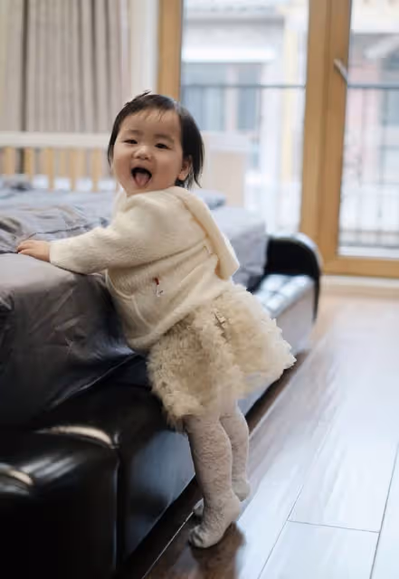 「奧運五金王」鄒凱女兒1歲生日,一家四口同框,妹妹長得像爸爸