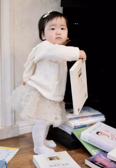 「奧運五金王」鄒凱女兒1歲生日,一家四口同框,妹妹長得像爸爸
