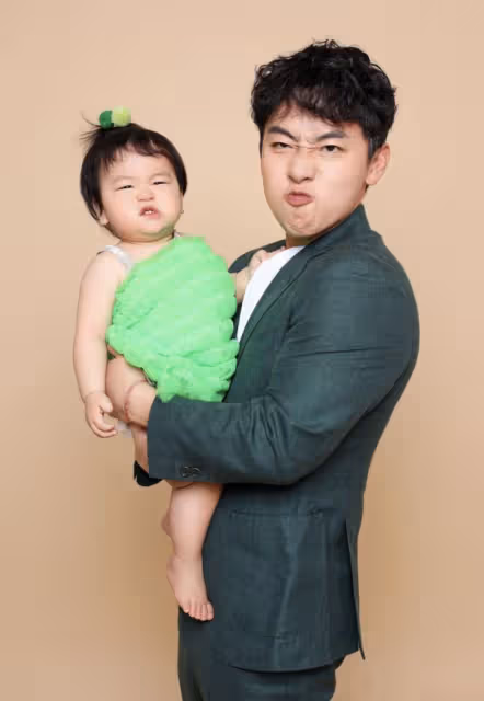 「奧運五金王」鄒凱女兒1歲生日,一家四口同框,妹妹長得像爸爸