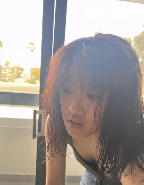 賈靜雯17歲長女梧桐妹或到美國生活,彎腰秀事業線,越發有女人味